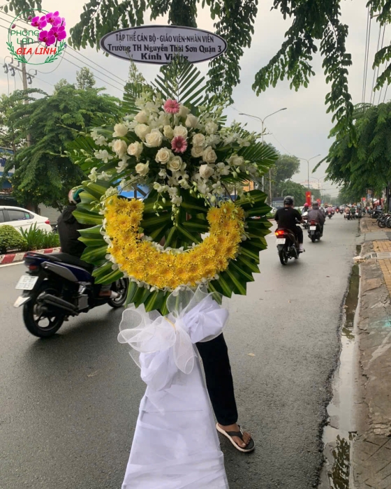 mẫu vòng hoa tang lễ hiện đại